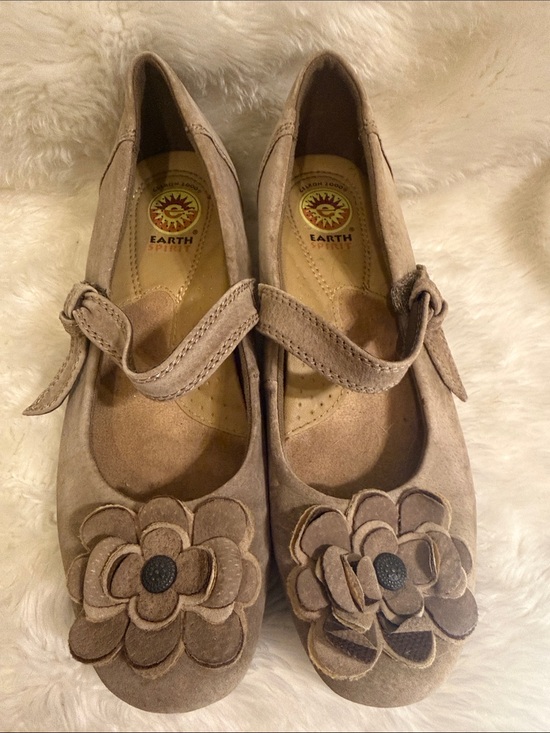 Earth Spirit Shoes - Earth Spirit Floral Mary Jane Wedge Shoes Taupe Suede Size 7.5 NWOT